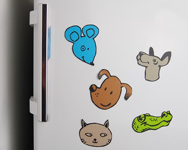 Tiere als Kühlschrankmagnete auf einer Kühlschranktüre.